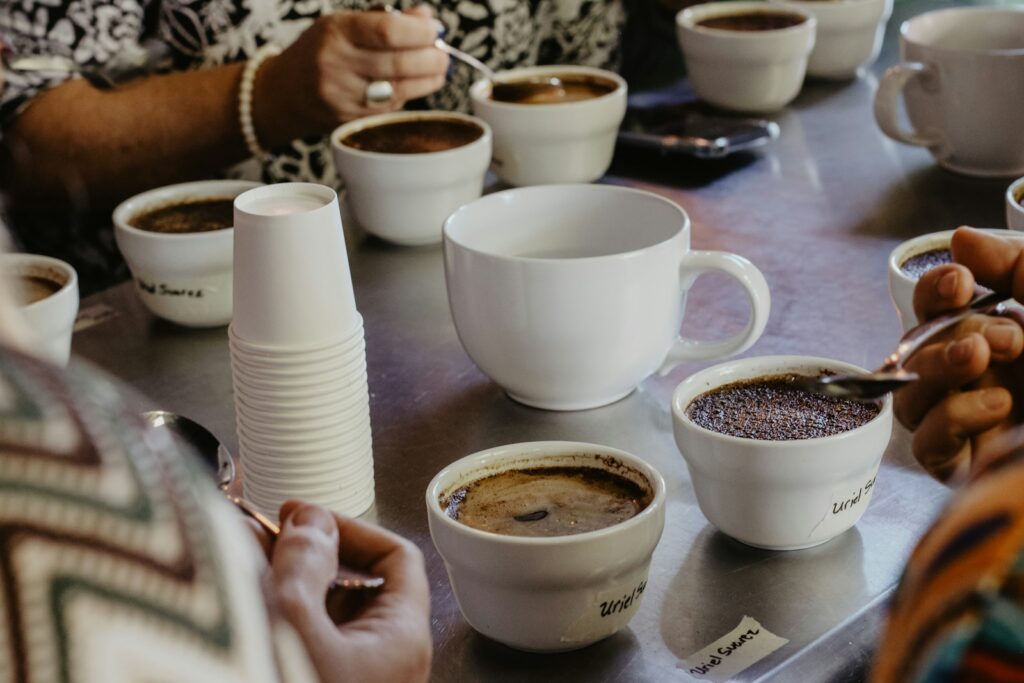 Fotografía horizontal de una degustación de café especial y un espacio de catación.