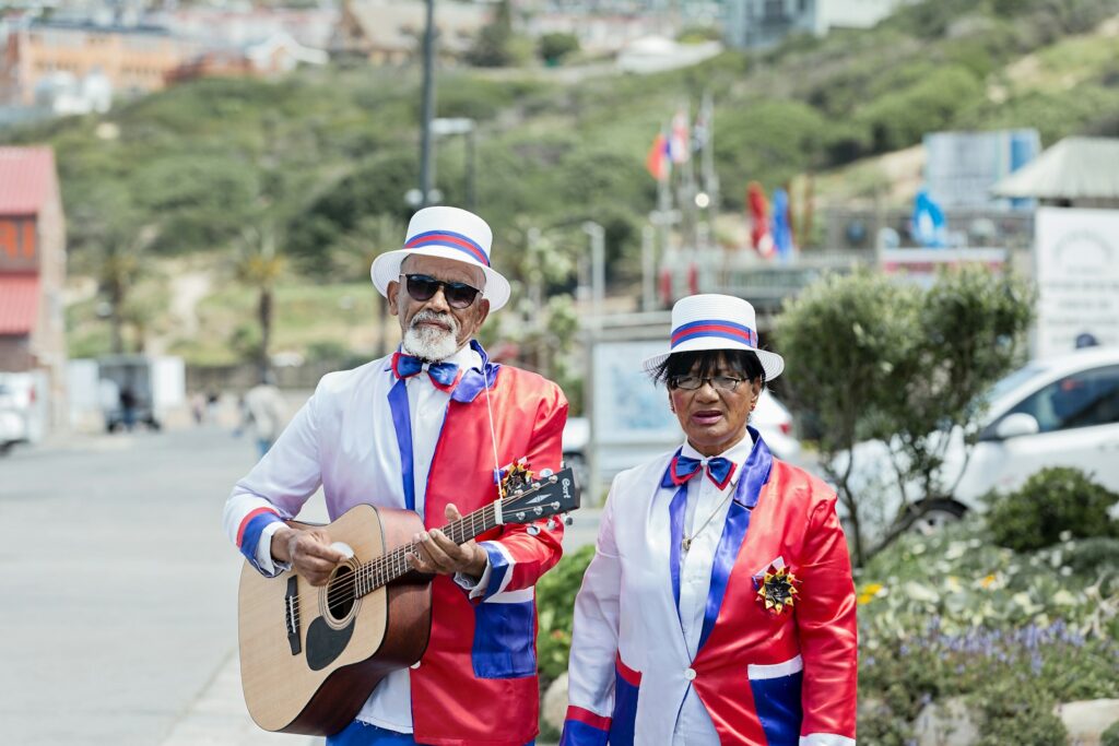 Dúo musical colombiano durante una presentación de música urbana y tropical