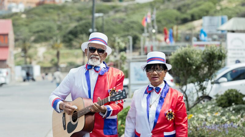 Dúo musical colombiano durante una presentación de música urbana y tropical