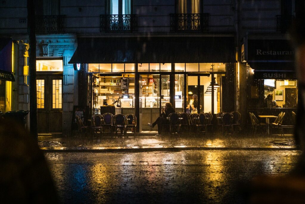 Agentes de policía en una calle de París durante una jornada de protestas nocturnas
