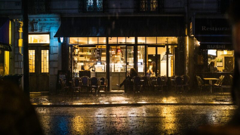 Agentes de policía en una calle de París durante una jornada de protestas nocturnas