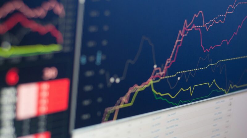 Pantallas con información del mercado de valores durante una emisión bursátil