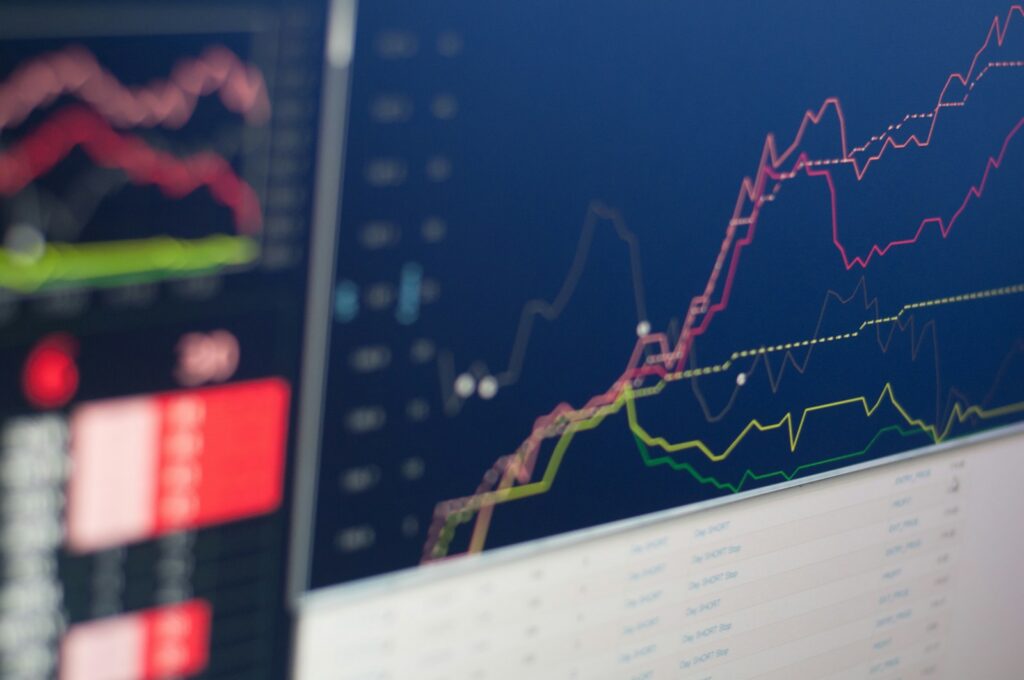 Gráficos financieros que representan las proyecciones de crecimiento de la economía mundial y colombiana