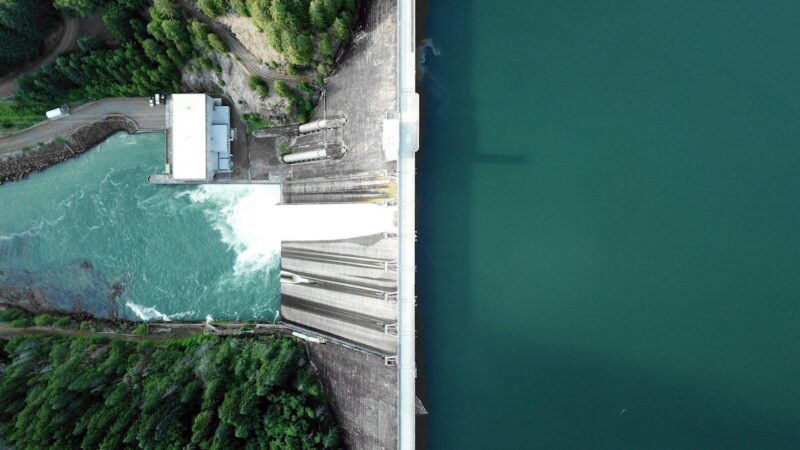 Embalse y central hidroeléctrica como referencia a la situación del suministro de energía en Colombia