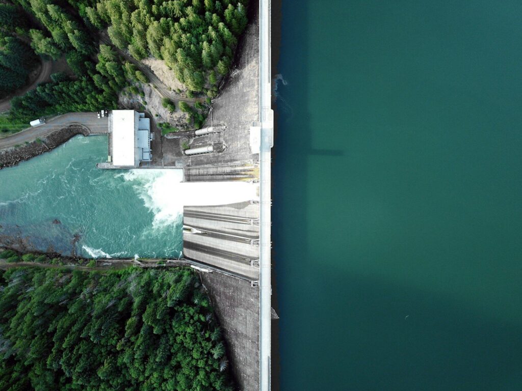 Represa e infraestructura hidroeléctrica para la generación de electricidad