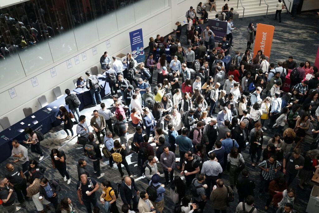 Asistentes reunidos en un centro de convenciones durante un congreso de telecomunicaciones