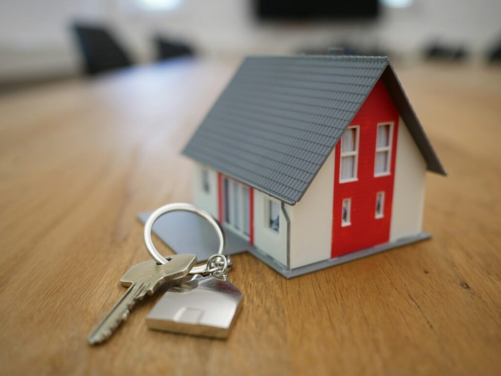 Llaves junto a una vivienda, imagen asociada al mercado de arriendos