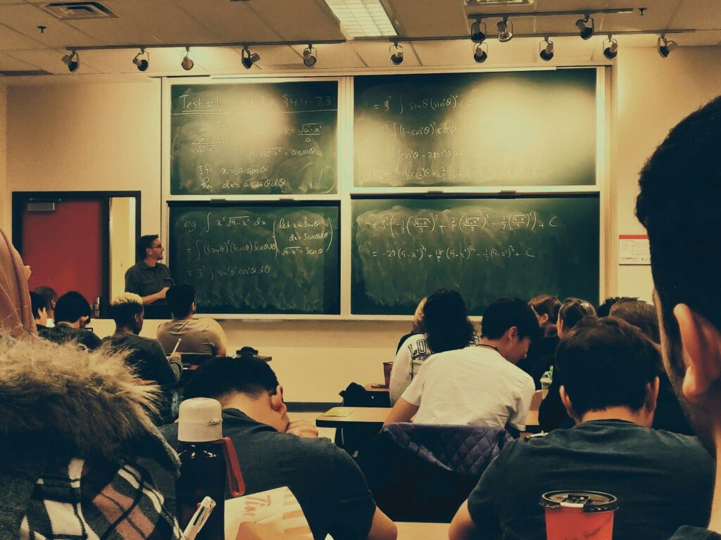 Aula de clases con estudiantes, escenario de la educación escolar en Colombia
