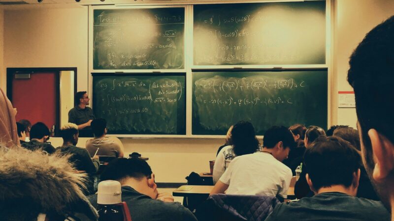 Aula de clases con estudiantes, escenario de la educación escolar en Colombia