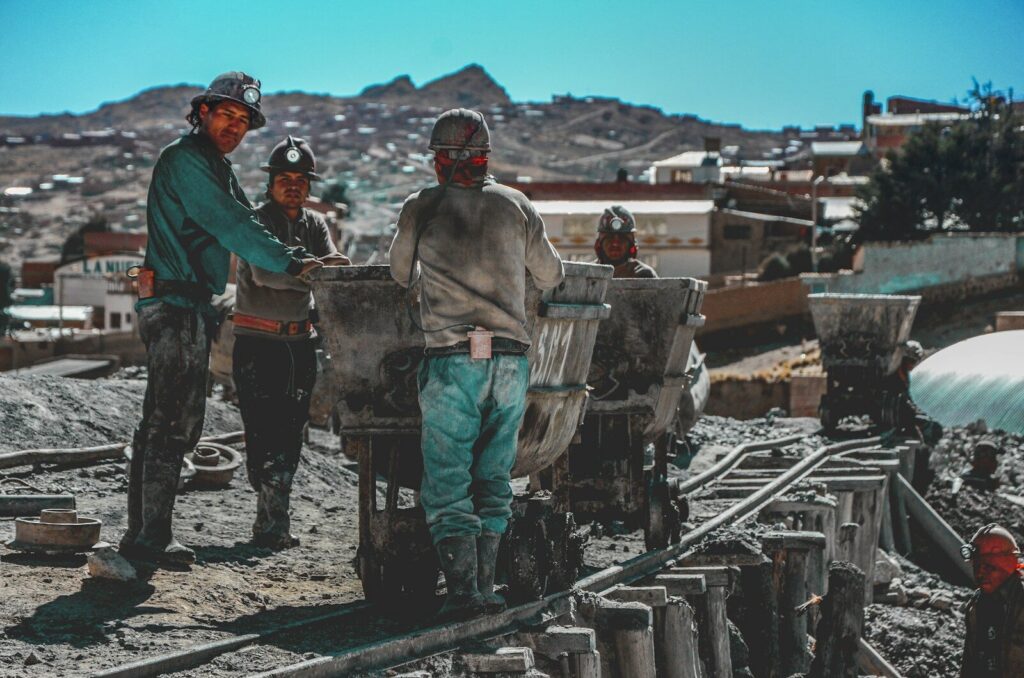Maquinaria y equipos de construcción trabajan en obras de infraestructura en una zona afectada por un terremoto.