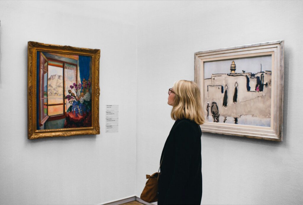 Salas de una galería de arte con pinturas clásicas exhibidas en sus paredes