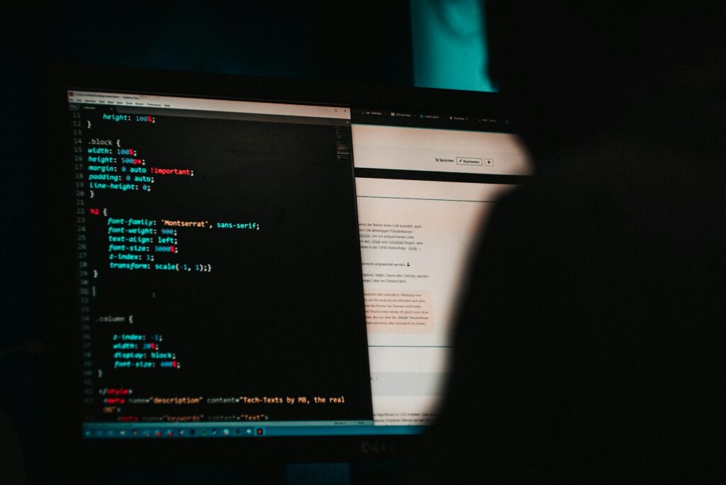 Pantalla de computador con líneas de código en un entorno de ciberseguridad
