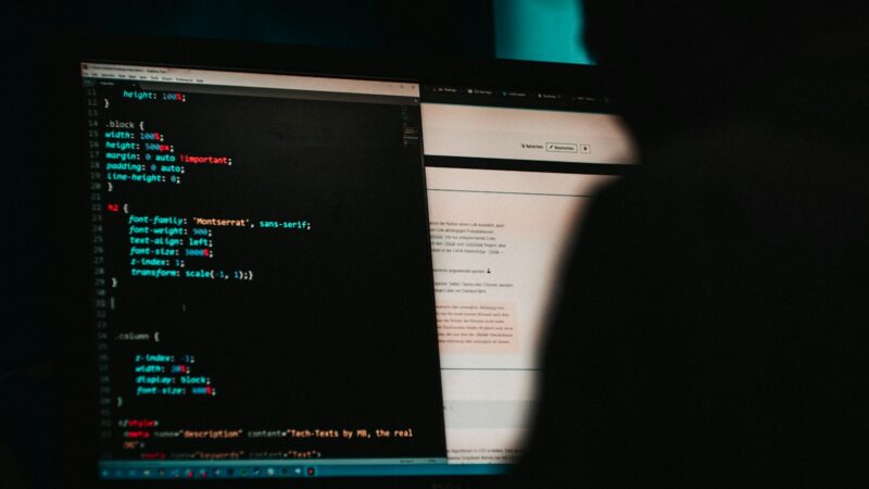 Pantalla de computador con líneas de código en un entorno de ciberseguridad