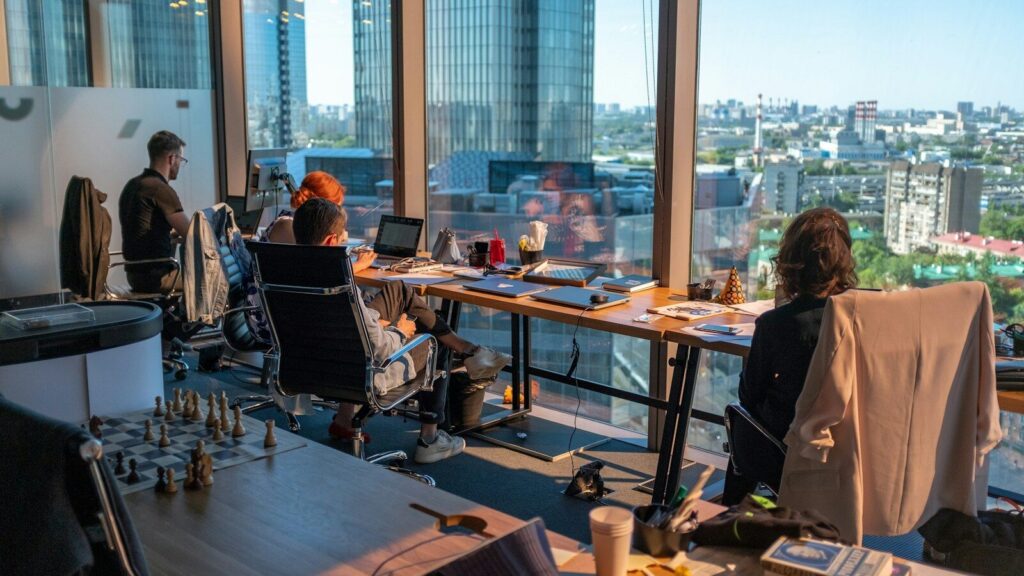 Ejecutivo durante una reunión de trabajo en el sector financiero.