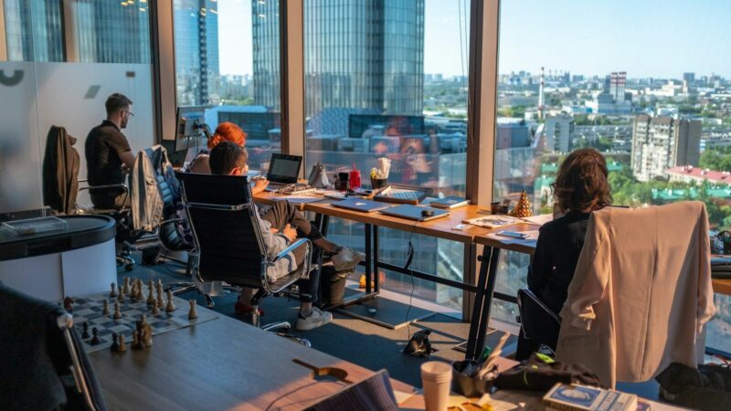 Ejecutivo durante una reunión de trabajo en el sector financiero.