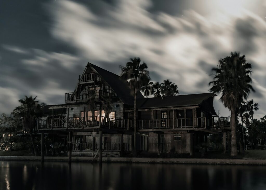 Interior de una atracción de terror con pasillos oscuros e iluminación dramática.
