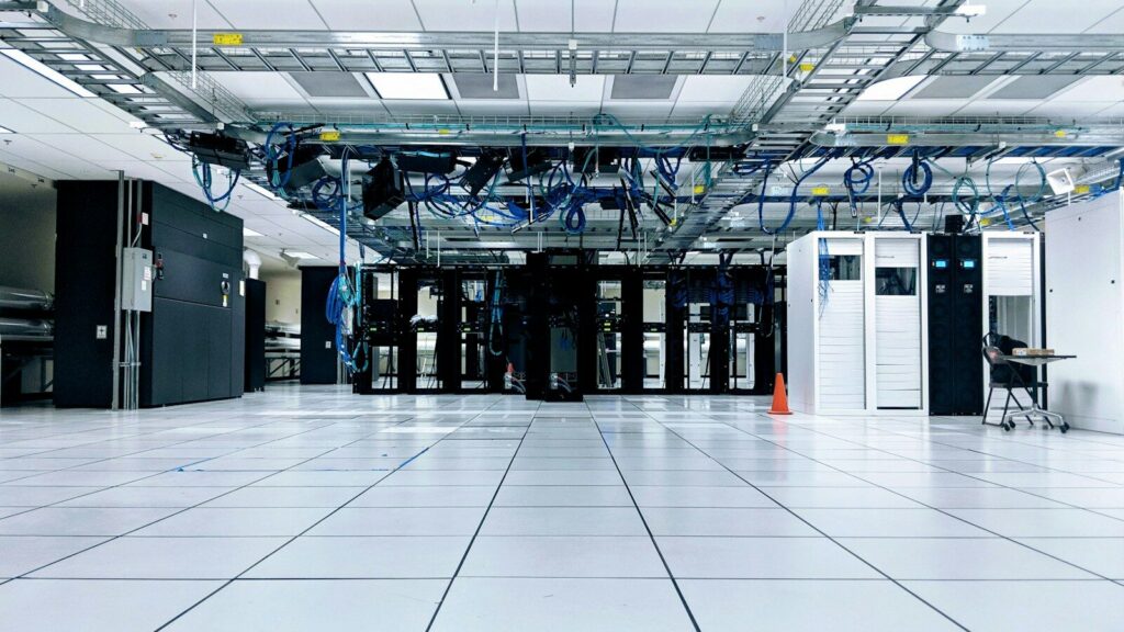 Equipos de red y servidores instalados en una sala tecnológica.