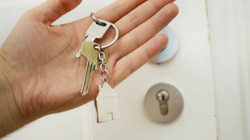 Familia sosteniendo las llaves de una vivienda como representación del acceso al crédito hipotecario