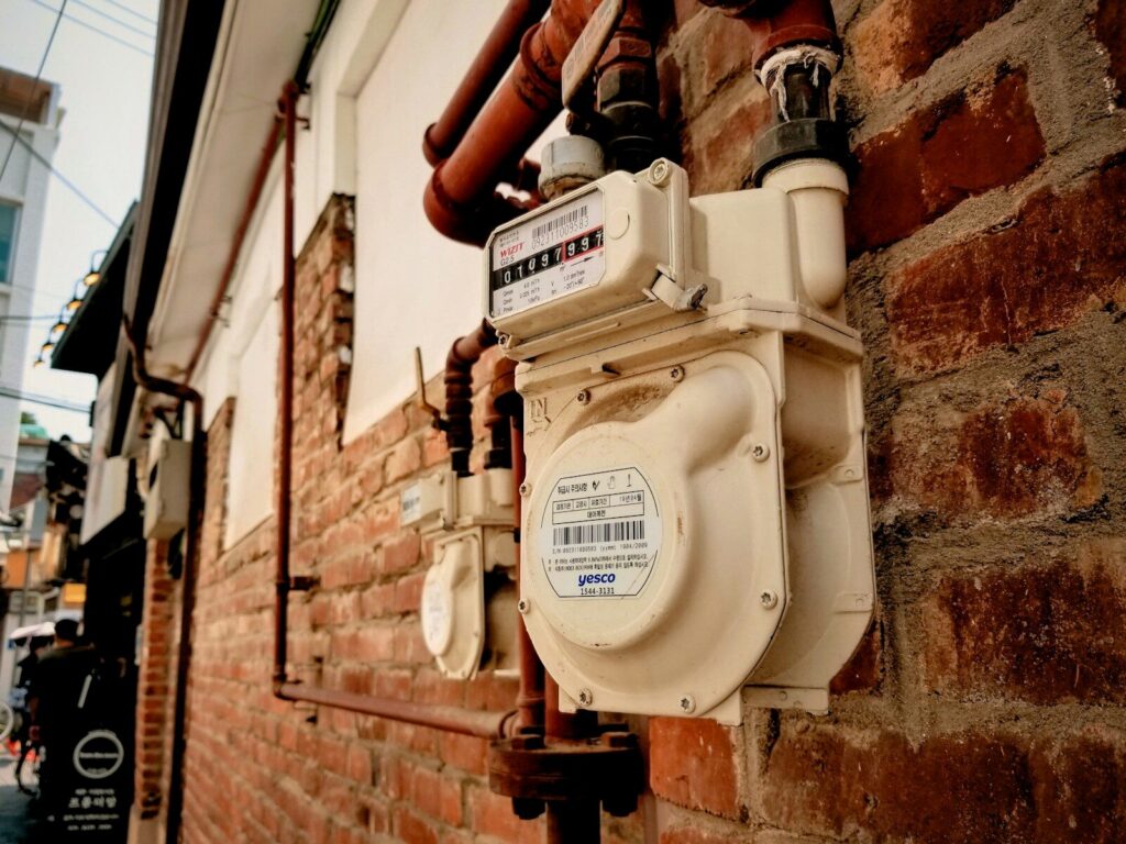 Medidor de agua instalado en una vivienda como referencia al cobro por la renovación de equipos en Bogotá