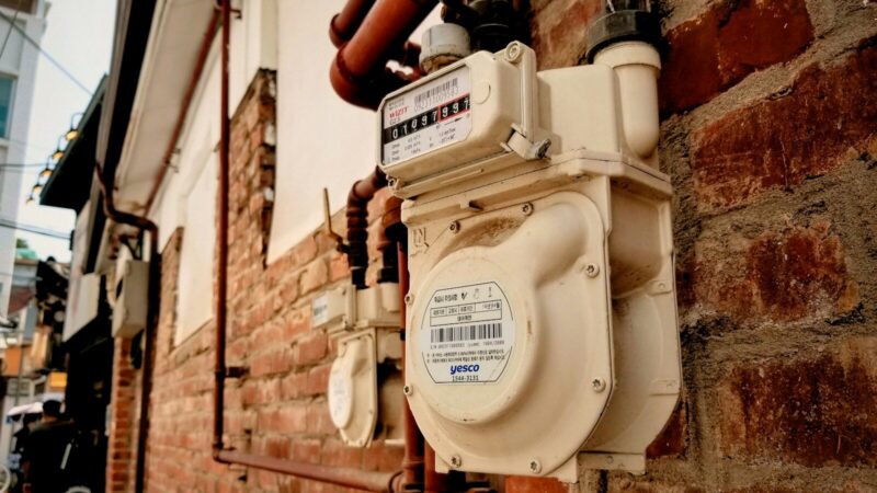 Medidor de agua instalado en una vivienda como referencia al cobro por la renovación de equipos en Bogotá