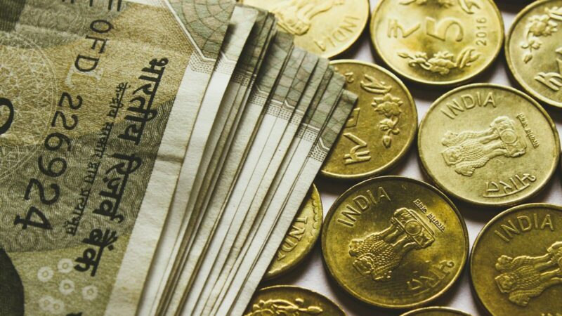 Billetes de dólar sobre una superficie junto a elementos relacionados con las finanzas