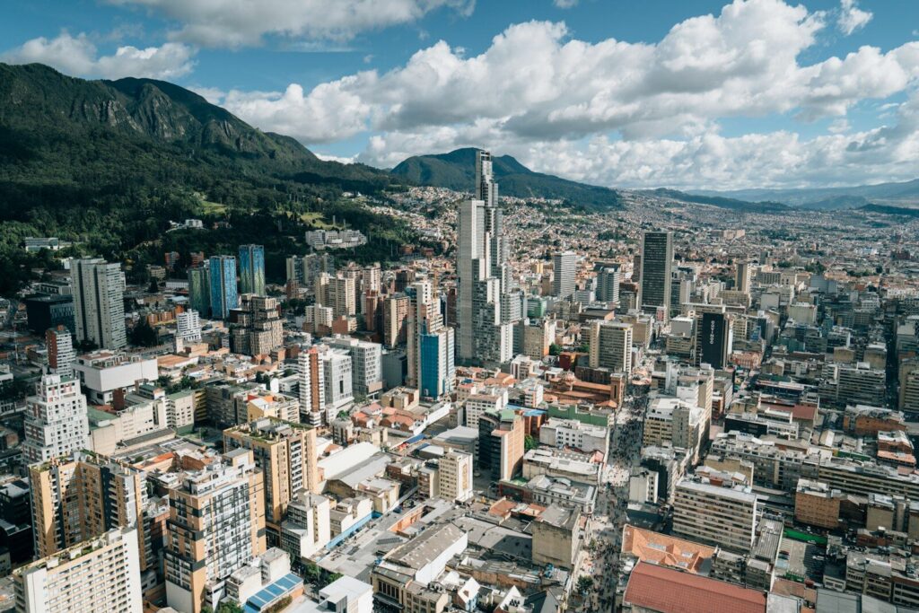 Infraestructura urbana e industrial que representa los retos de crecimiento y competitividad de Colombia