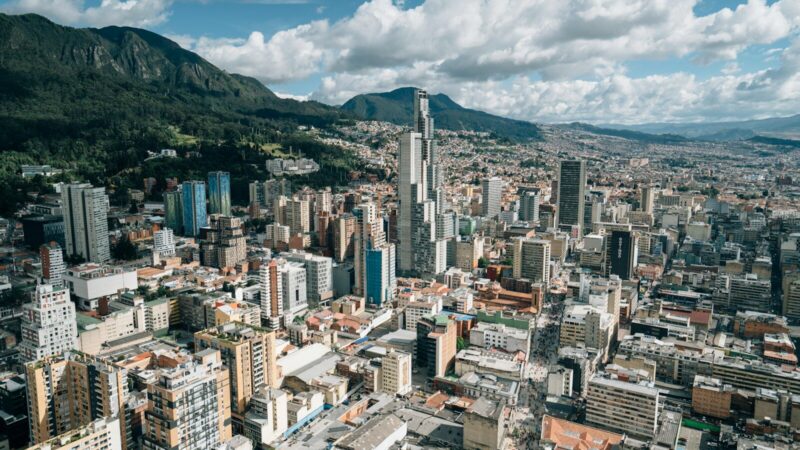 Infraestructura urbana e industrial que representa los retos de crecimiento y competitividad de Colombia