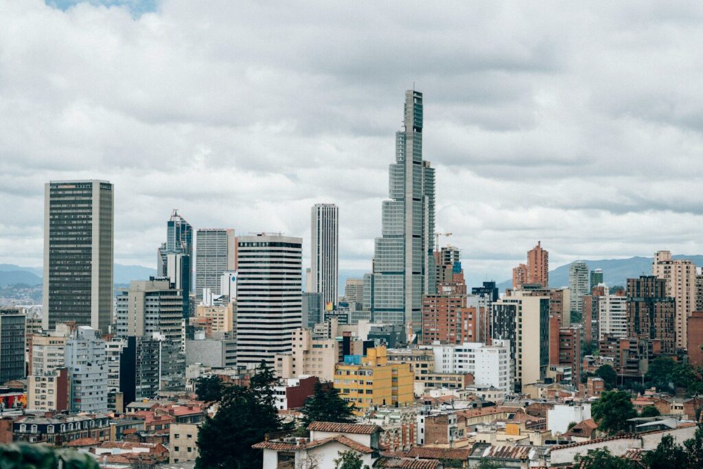 Vista urbana que representa las perspectivas de crecimiento económico en América Latina