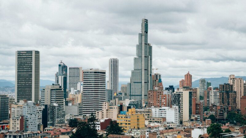 Vista urbana que representa las perspectivas de crecimiento económico en América Latina