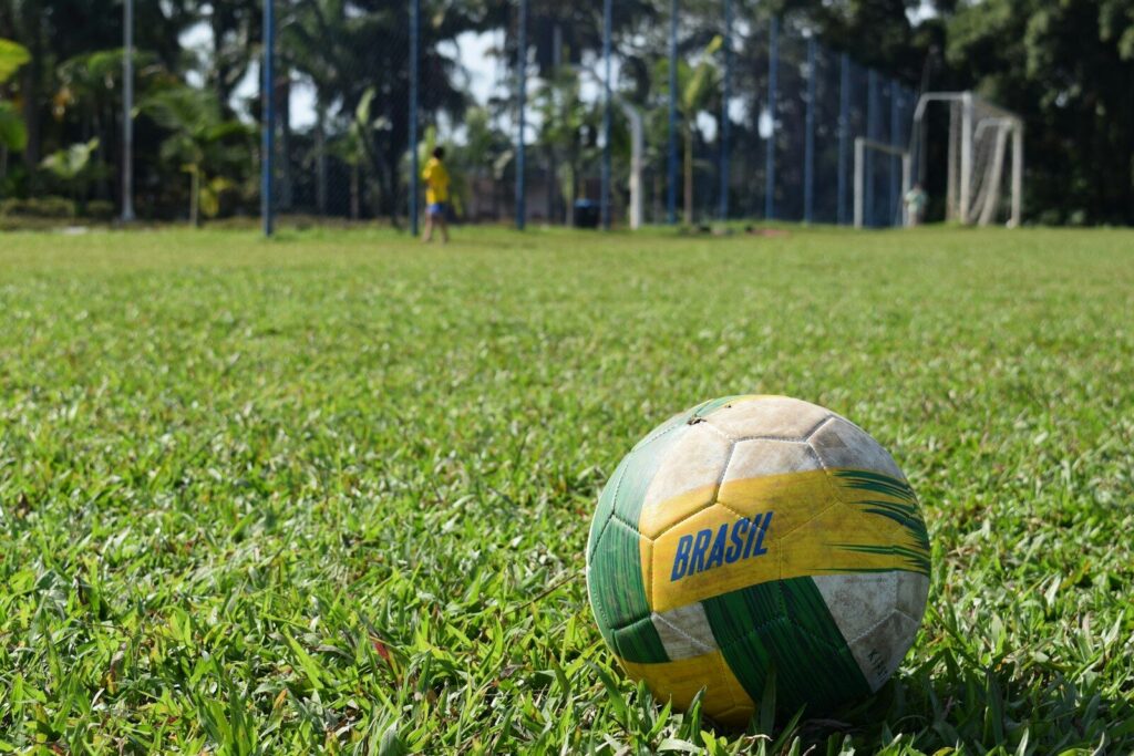 Futbolistas disputan un partido en un estadio brasileño durante una competencia internacional