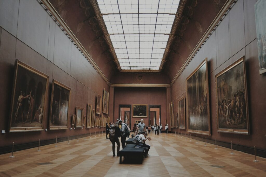 Vista exterior del Museo del Louvre en París, una de las instituciones culturales más visitadas del mundo