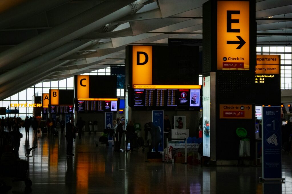 Pasajeros y sistemas tecnológicos en la zona de control de un aeropuerto