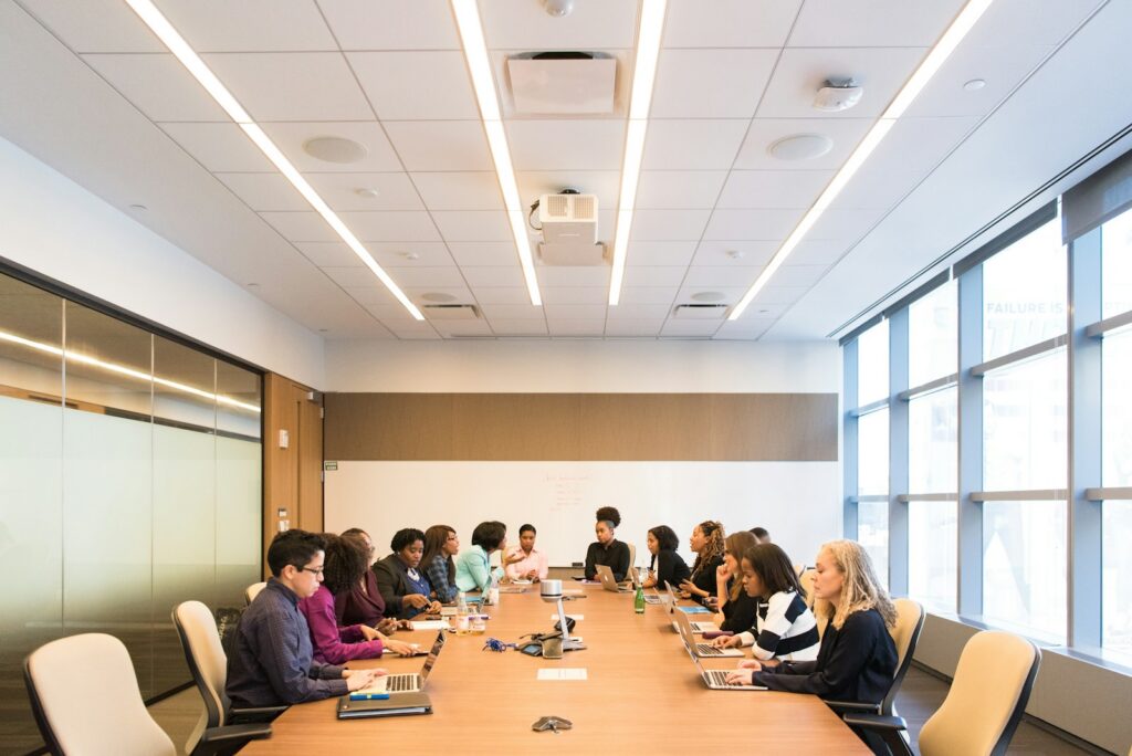 Reunión de accionistas en una sala corporativa