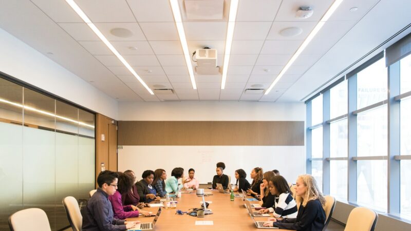 Reunión de accionistas en una sala corporativa