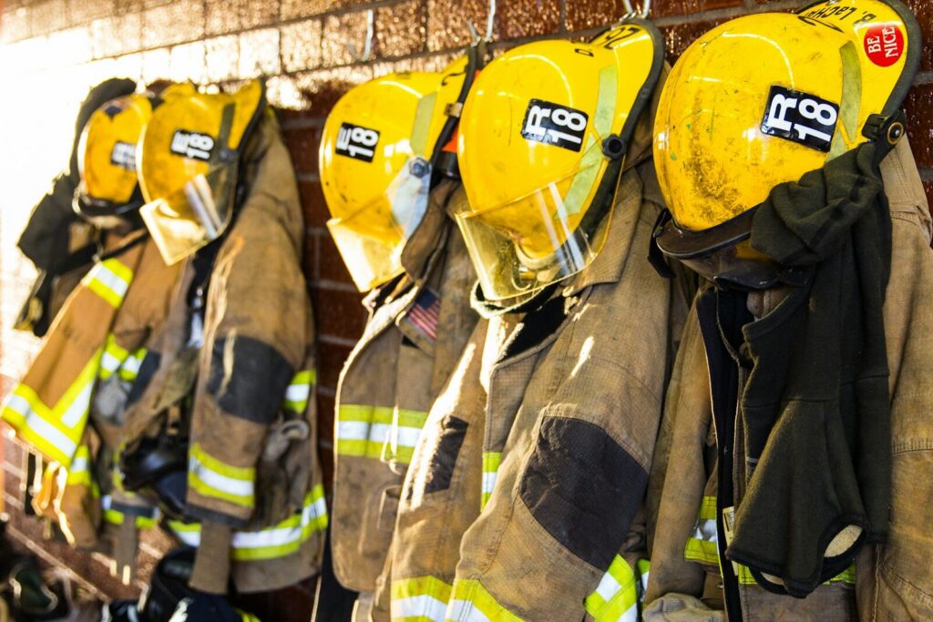 Equipos de emergencia almacenados durante una investigación sobre contratos públicos