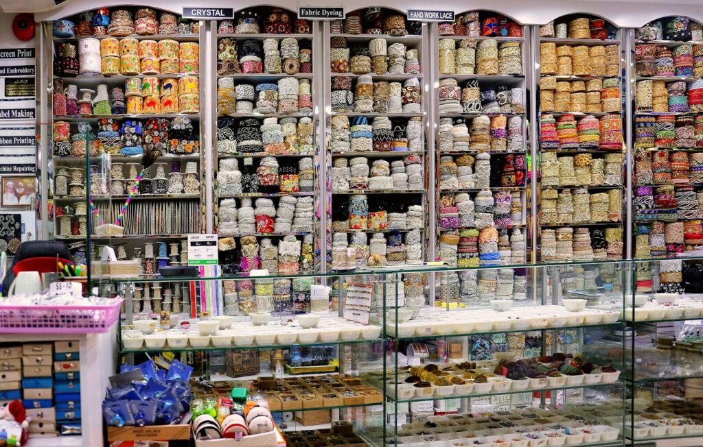 Productos de confitería colombianos exhibidos en un punto de venta
