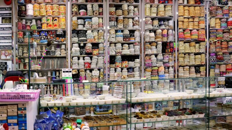 Productos de confitería colombianos exhibidos en un punto de venta