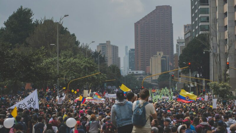 Representantes de trabajadores y empleadores durante una reunión de negociación laboral