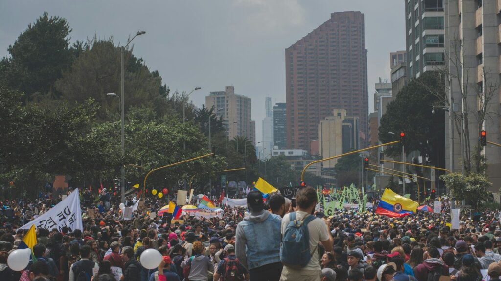 Manifestantes y agentes de la fuerza pública durante una jornada de protesta en una calle urbana