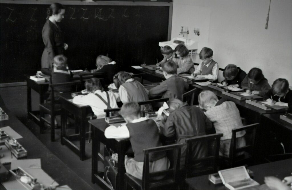 Estudiantes universitarios presentando un examen escrito con lápiz en un salón de clases