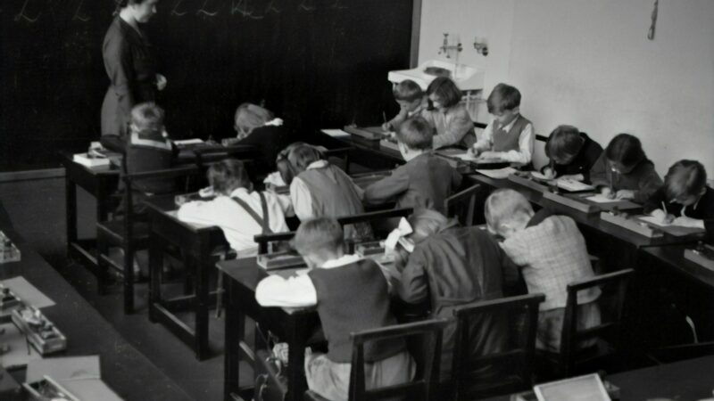 Estudiantes universitarios presentando un examen escrito con lápiz en un salón de clases