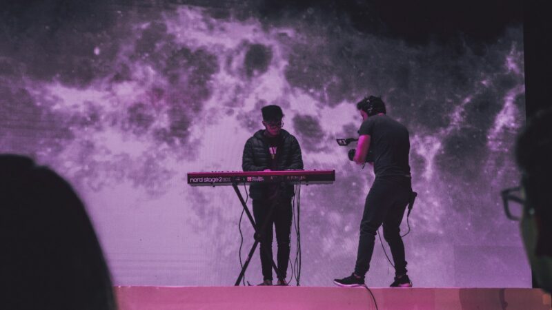 Cantante colombiano de música popular durante una presentación en escenario