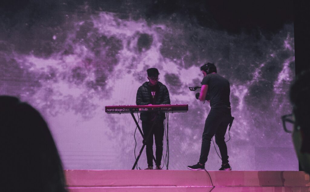 Cantante de música popular durante una presentación en un escenario