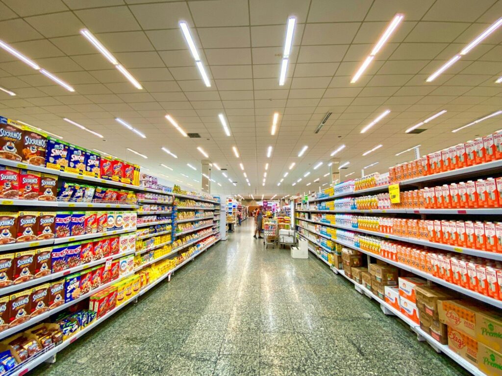 Estantes de supermercado con productos alimenticios a la venta