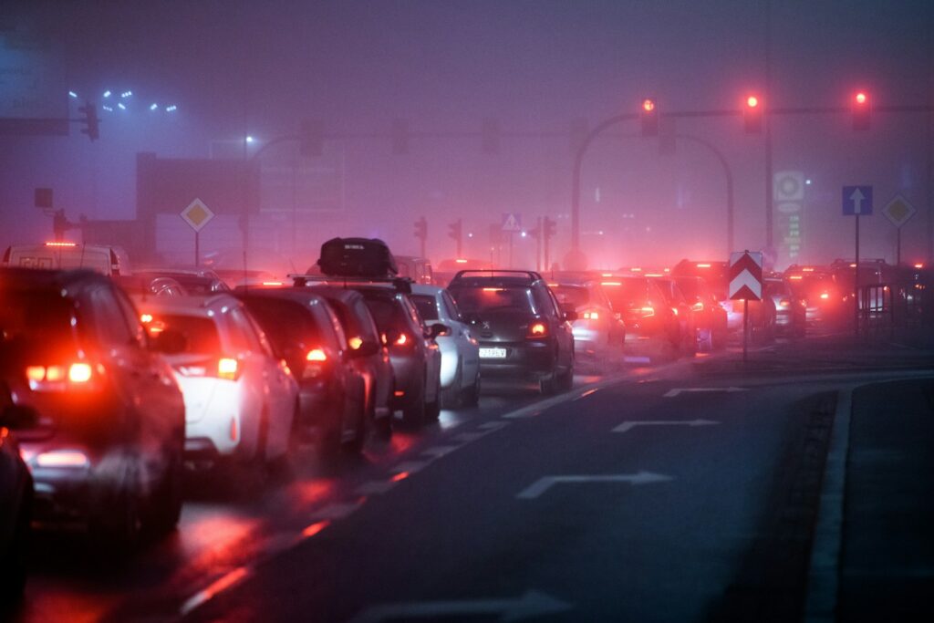 Tráfico intenso de vehículos en una vía urbana durante la hora pico.