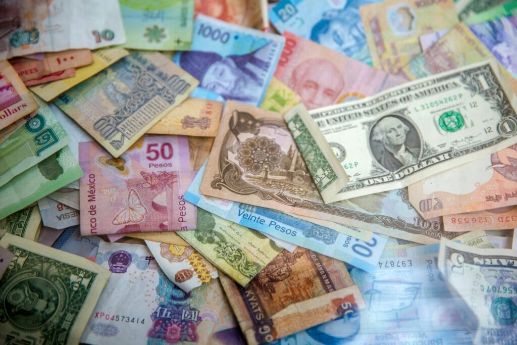 Persona realizando una transferencia internacional de dinero desde una cuenta bancaria