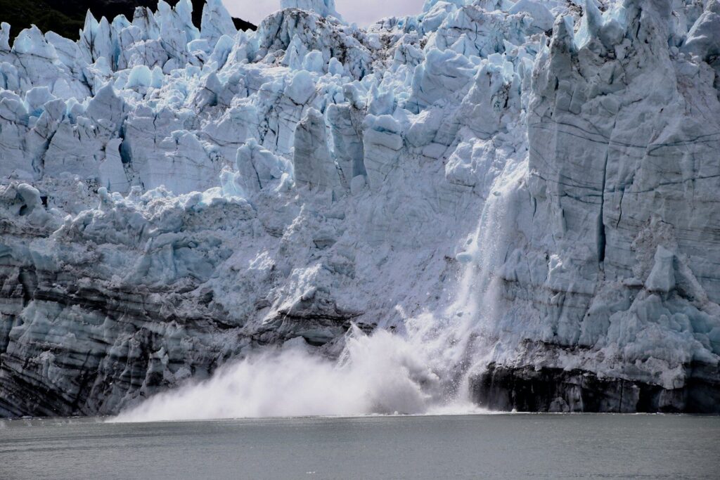 Glaciar en retroceso como muestra de los efectos del calentamiento global