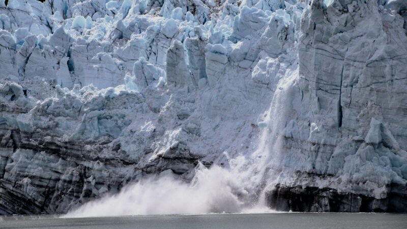 Glaciar en retroceso como muestra de los efectos del calentamiento global