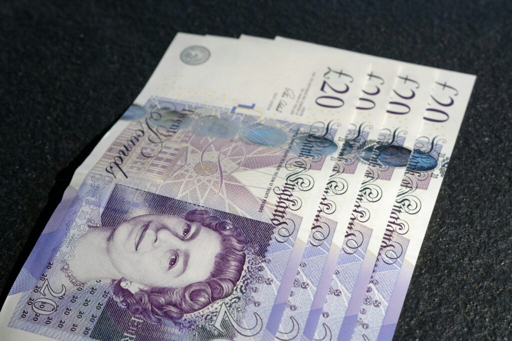 Billetes de dólar representando el comportamiento del mercado cambiario y las finanzas