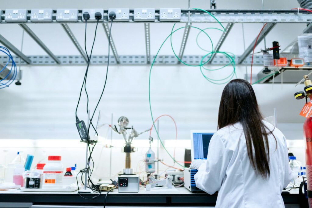 Personas con equipo de protección trabajan en un laboratorio de investigación